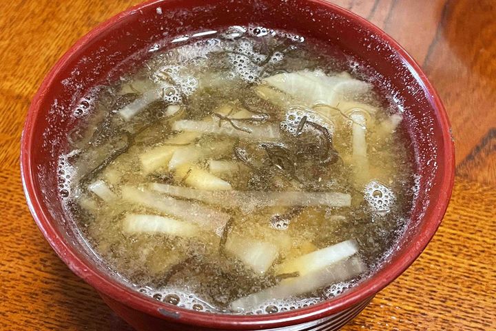大根の味噌汁に「もずく」または「めかぶ」をプラス。フコイダンには胃腸を保護する働きがあり、大根には消化酵素が含まれています。胃に優しい汁物になります。