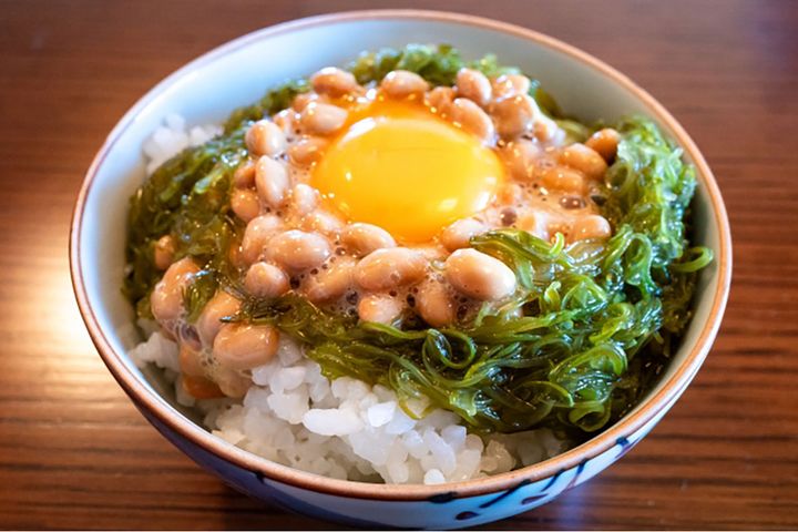朝食におすすめの「めかぶTKG（たまごかけごはん）」。納豆や山芋などネバネバ食材を加えるなど、アレンジを楽しみましょう。