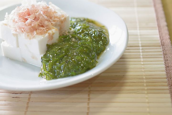 冷やっこに「めかぶ」をプラス。彩りも美しくなり、豆腐に足りないビタミンA（βカロテン）と食物繊維をカバーできます。