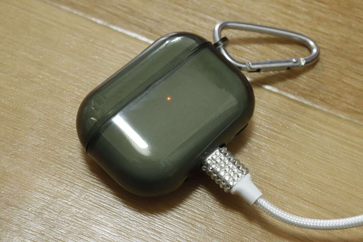 ダイソーの充電できるソフトクリアケース（AirPods Pro2＆Pro共通、カラビナ付、モノクロ）
