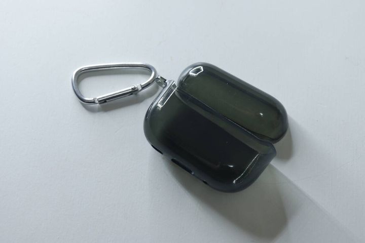 ダイソーのソフトクリアケース（AirPods Pro2＆Pro共通、カラビナ付、モノクロ）のビジュアル