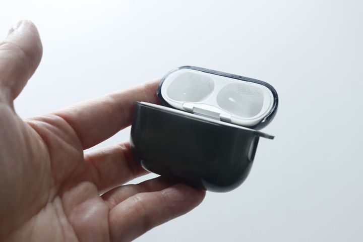 ダイソーのソフトクリアケース（AirPods Pro2＆Pro共通、カラビナ付、モノクロ）を装着する