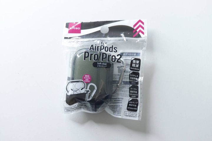 ダイソーのソフトクリアケース（AirPods Pro2＆Pro共通、カラビナ付、モノクロ）のパッケージ