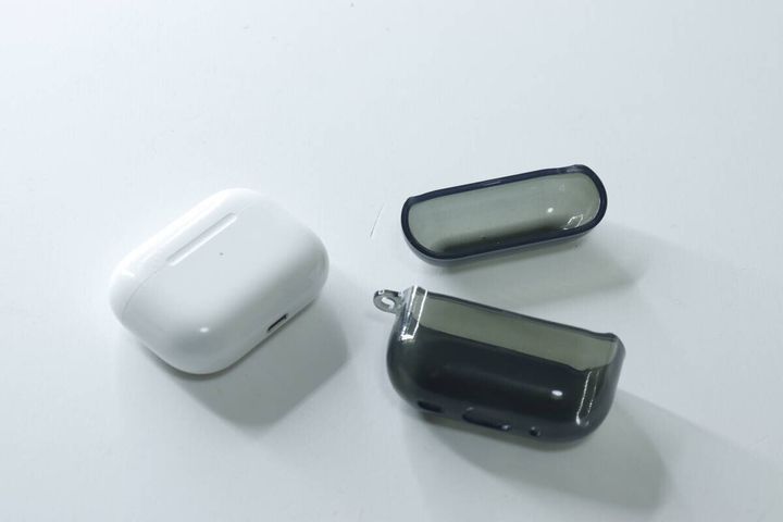 ダイソーのソフトクリアケース（AirPods Pro2＆Pro共通、カラビナ付、モノクロ）とAirPods