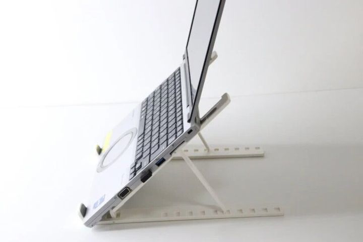 ダイソー 折りたたみ式PC・タブレットスタンド（ホワイト） 使用例