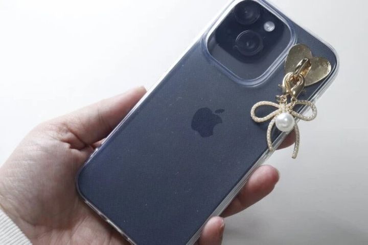 ダイソー スマホチャーム（ビジューリボン、3P） 使用例