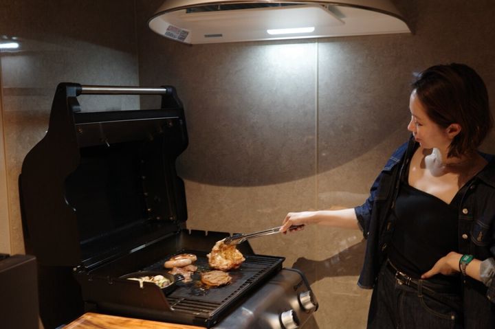 GRAX EARTH FIELD 室内BBQコンロでグリルする女性