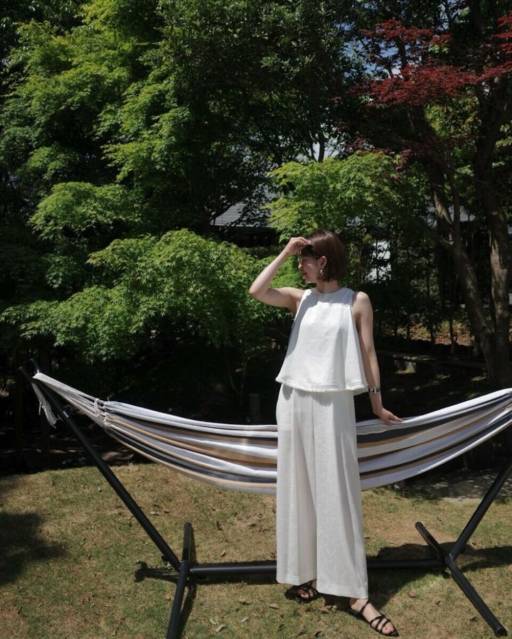 outfit オールホワイトのオールインワン×サンダルのリゾートコーデ
