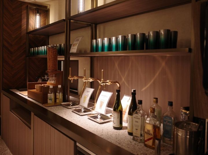 GRAX LOUNGE フリーフローのドリンクバーカウンター