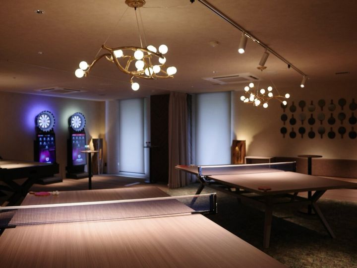GRAX LOUNGE 卓球台とダーツの娯楽スペース