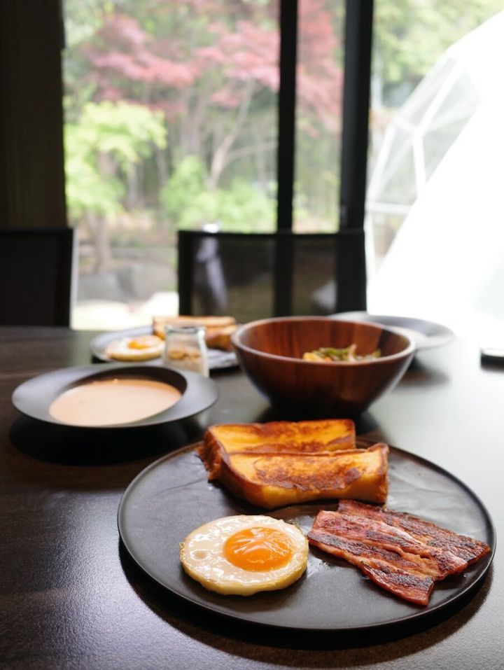 GRAX EARTH FIELD フレンチトーストと目玉焼きの朝食