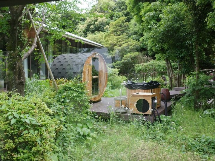 赤沢スパ 緑に囲まれたバレルサウナの外観