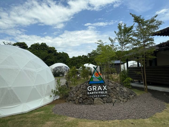 GRAX EARTH FIELD ドームテントと看板の外観