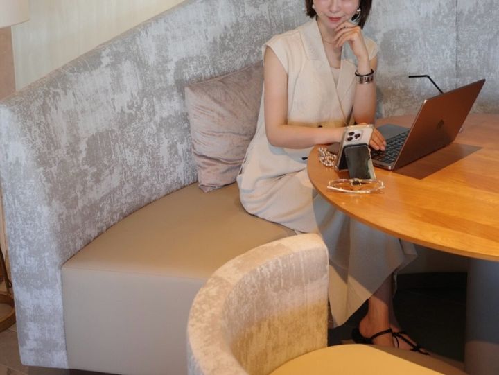 outfit ベージュニットセットアップのきれいめラウンジコーデ