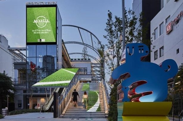 渋谷駅方面からの入り口に位置する屋外遊歩道サイネージが一面ミヤスタ仕様に