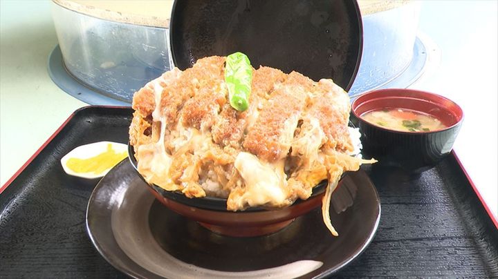 6月9日放送の「ヒューマングルメンタリー オモウマい店」に登場する「かつ丼」（中京テレビ提供）