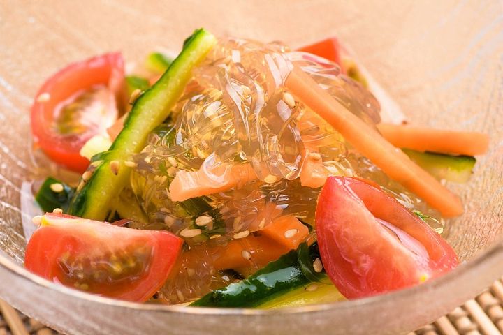 くずきりを中華風サラダに活用するイメージ トマトやきゅうり