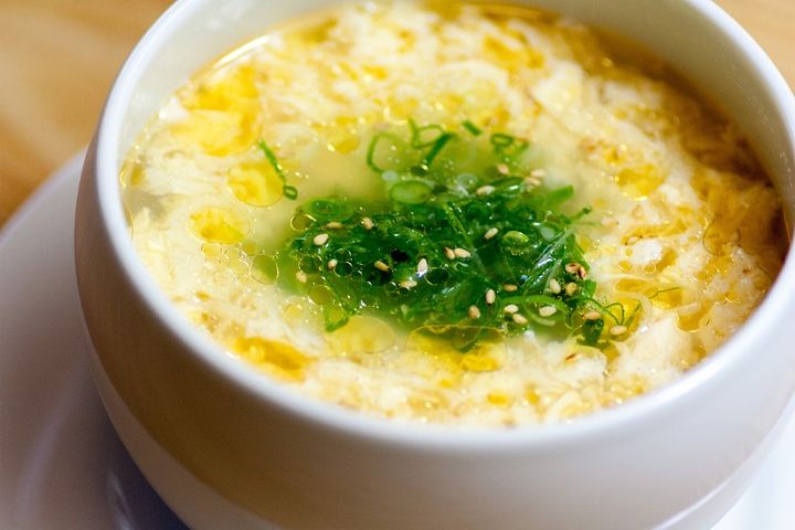 彩り豊かな刻みネギと胡麻を散らした、ふわふわの卵が口の中でとろける熱々のたまごスープ