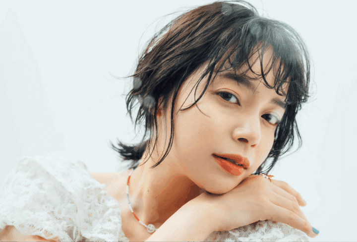 広がってうねる髪におすすめのヘアアレンジ モデル＝岸本セシル