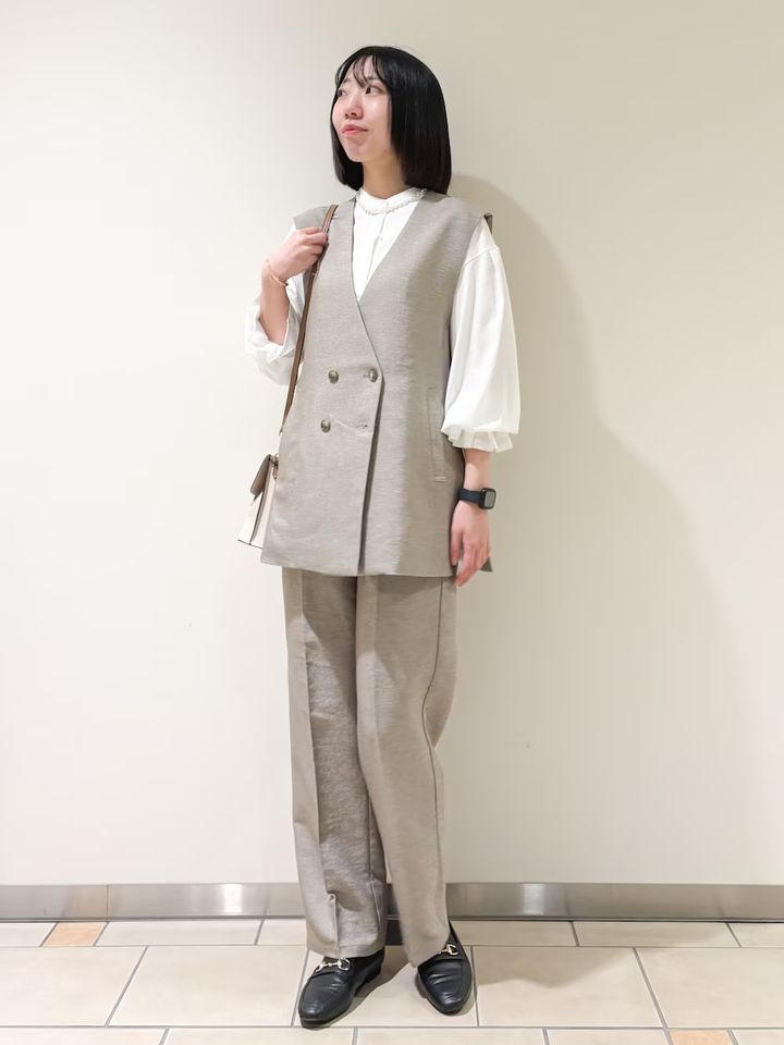 万能に使えるベージュのベスト＆パンツセット