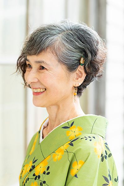 安久井千穂子さん・70代のグレイヘア写真（サイド）
