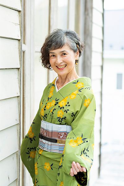 安久井千穂子さん・70代のグレイヘア写真
