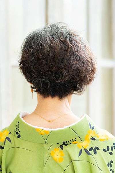 安久井千穂子さん・70代のグレイヘア写真（バック）