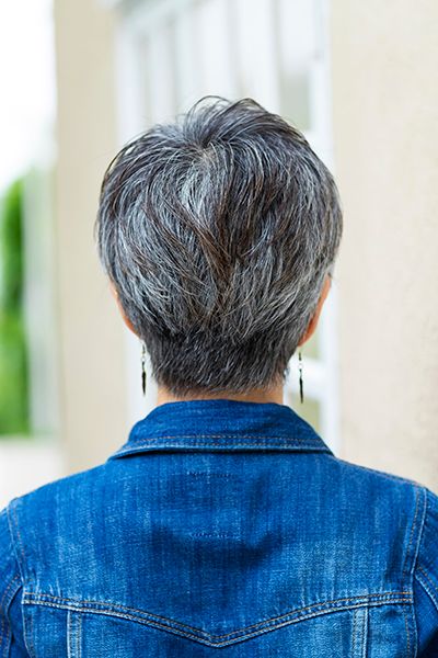 山本ゆかりさん（50代）のグレイヘア：バック