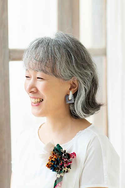 50代・松橋さんのグレイヘア写真（サイド）