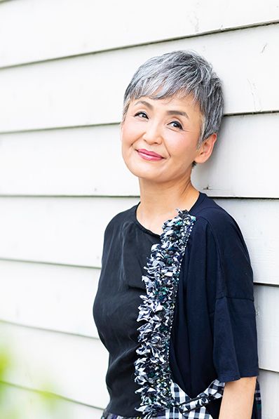 西尾昌子さん（50代）のグレイヘア写真