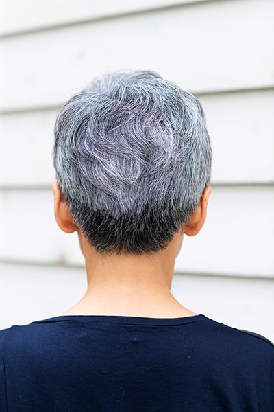 50代・西尾昌子さんのグレイヘア（バック）