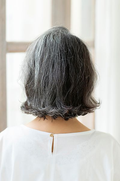 50代・松橋さんのグレイヘア写真（バック）