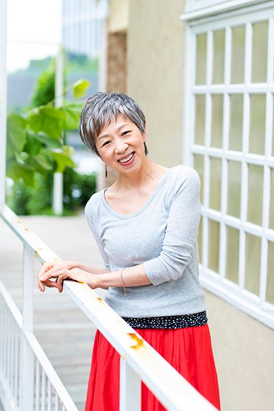 山本ゆかりさん（50代）のグレイヘア写真