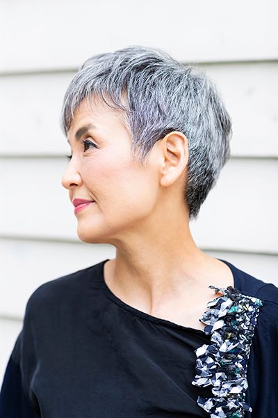50代・西尾昌子さんのグレイヘア（サイド）