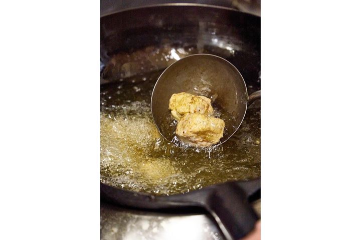 低温から肉を揚げる