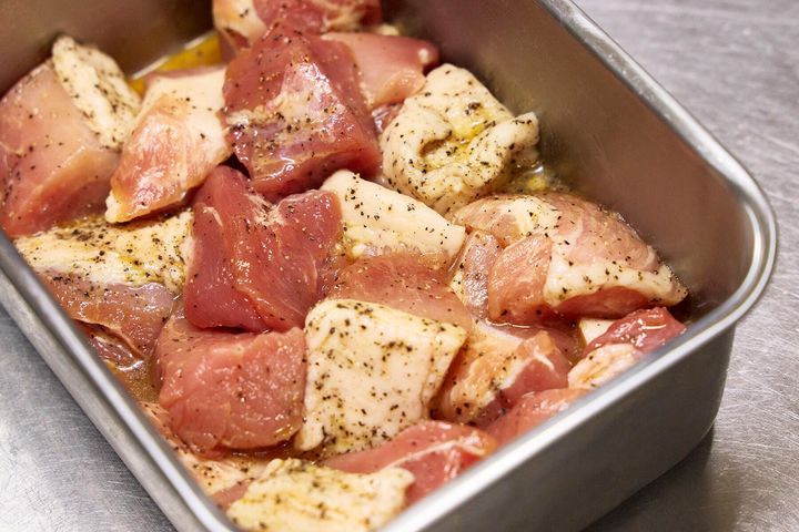 肉を切り、下味をつける