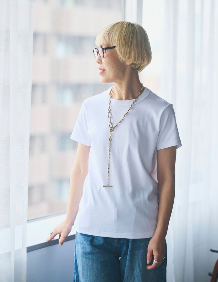 クルーネックＴシャツに、長めのチェーンネックレスを合わせて