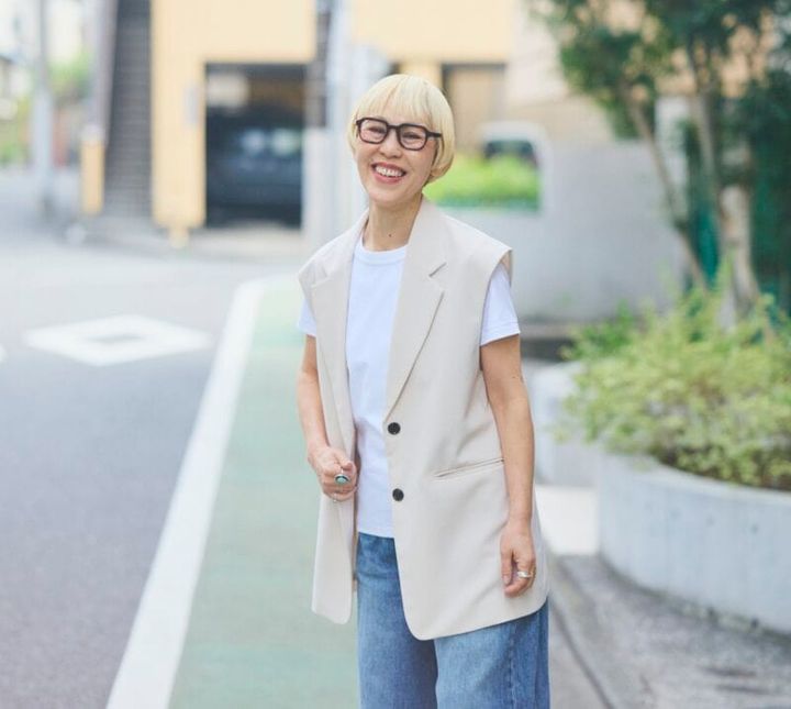 クルーネックＴシャツにジレを合わせたトレンドの着こなし