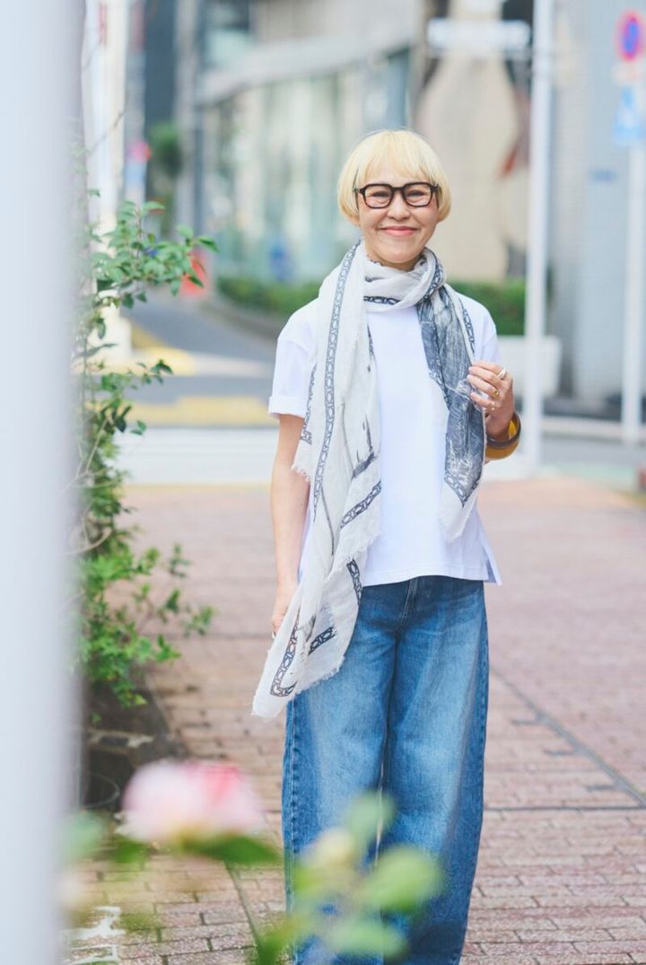 エアリズムコットンTシャツに薄手のスカーフを垂らしたコーデ