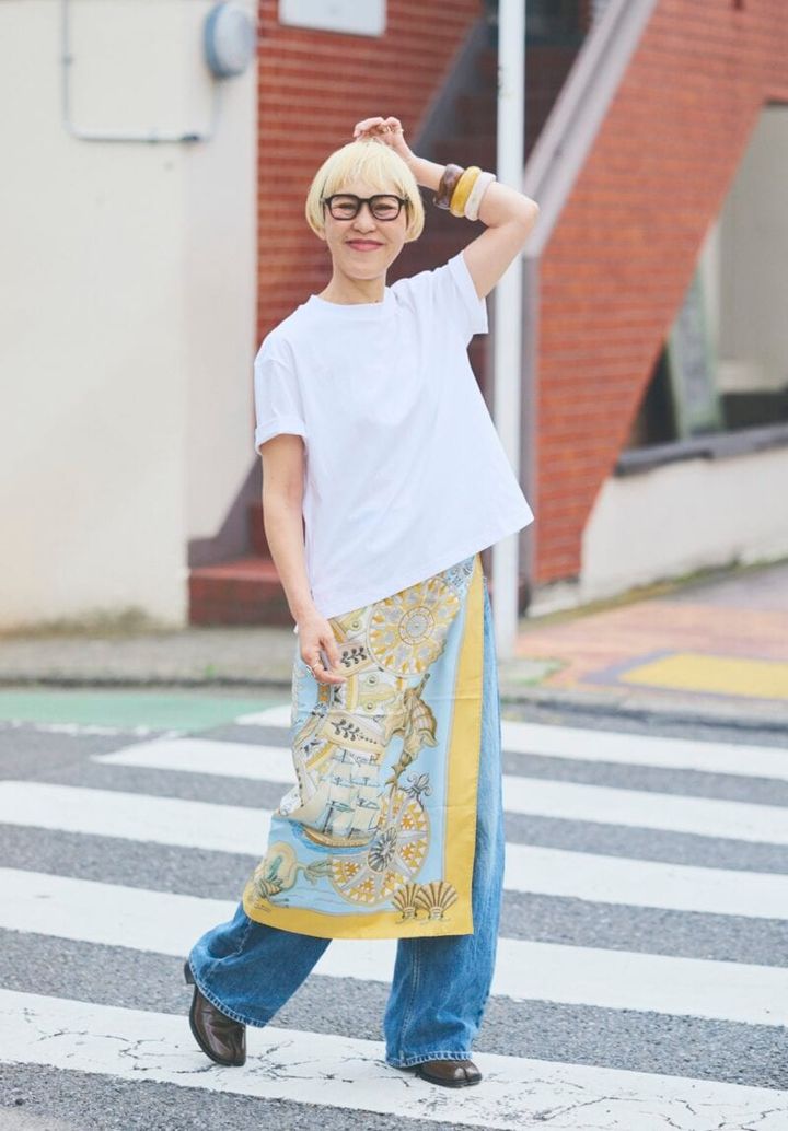 エアリズムコットンTシャツでスカーフを腰巻きに