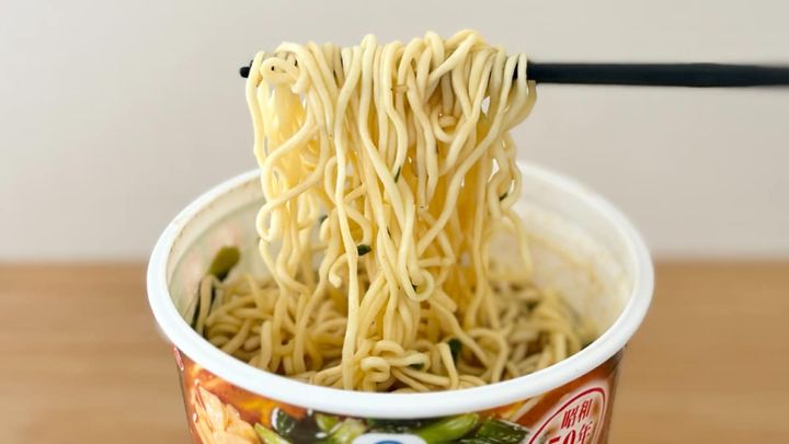 ガーリックがアクセントに！【ファミマ】人気店監修の本格派豚骨ラーメン