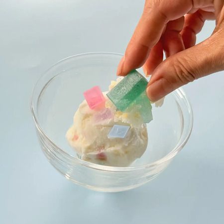 鉱物のカケラがきらめく新商品「鉱物アイス」登場！アイスを華やかに飾るトッピングも