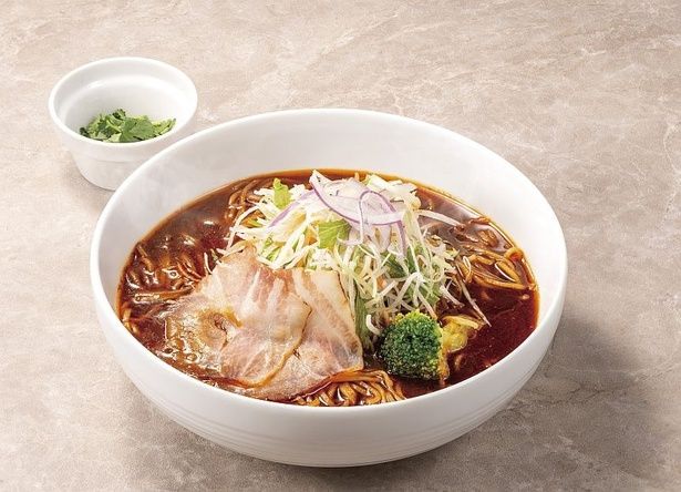「スパイスラーメン」。麺メニューは、さまざまなトッピングをのせて自分好みにアレンジできる。さらに刺激を求める人には「辛味オイル」の追加もおすすめ！