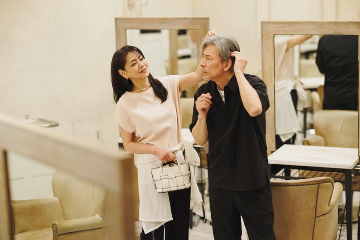 ピアス ¥39,600、ネックレス ¥38,500 ／ともにプラウ 【夫】シャツ¥1,990、Tシャツ¥990、パンツ¥2,990／すべてジーユー