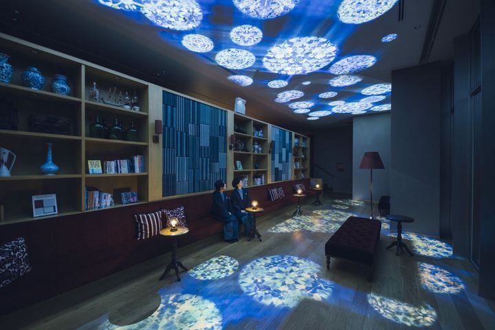 涼し気な色の演出がなされる「和華蘭ラウンジ」