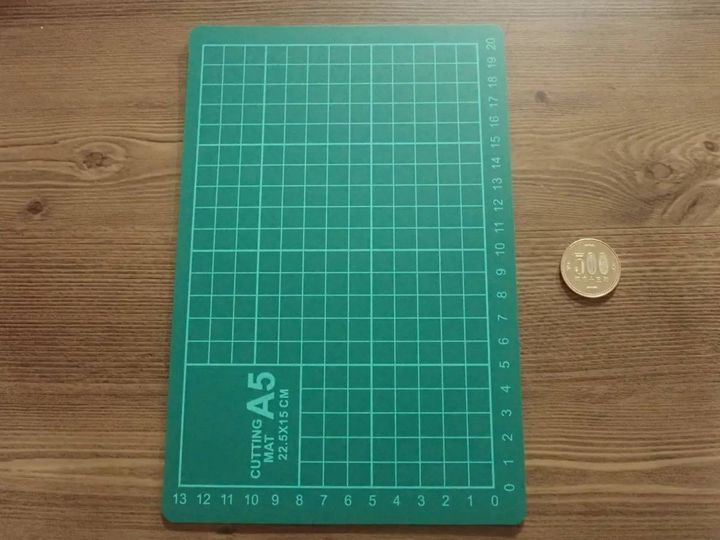 DAISO(ダイソー)：カッターマット(225×150mm)