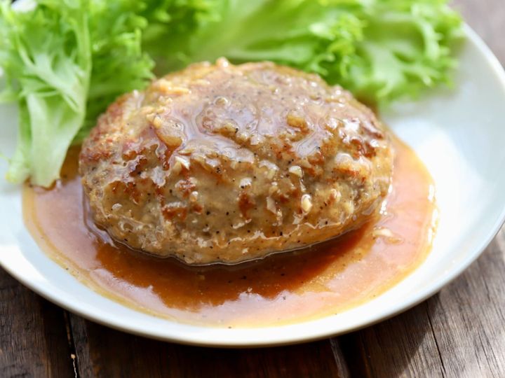 消費者庁は、リコール情報公式Webサイトにて食料品に関するリコール情報を公開しました。人形町今半の「老舗の合挽ハンバーグ」についてお知らせします。（サムネイル画像出典：PIXTA）