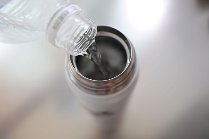 氷を使わずに水筒の冷たさをキープさせる裏ワザ。最長どれぐらい持つか検証してみた！