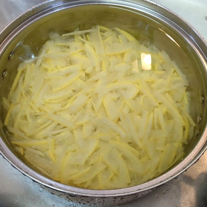 水にさらします。