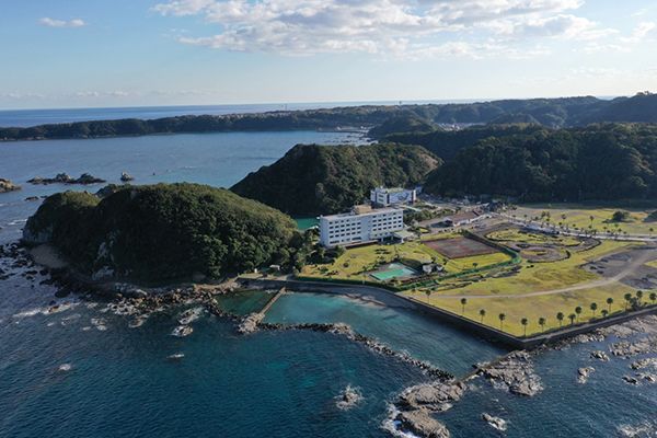 【和歌山県太地町】旅行中に快適な涼を！和歌山の絶景宿「花いろどりの宿 花游」がプールをオープン